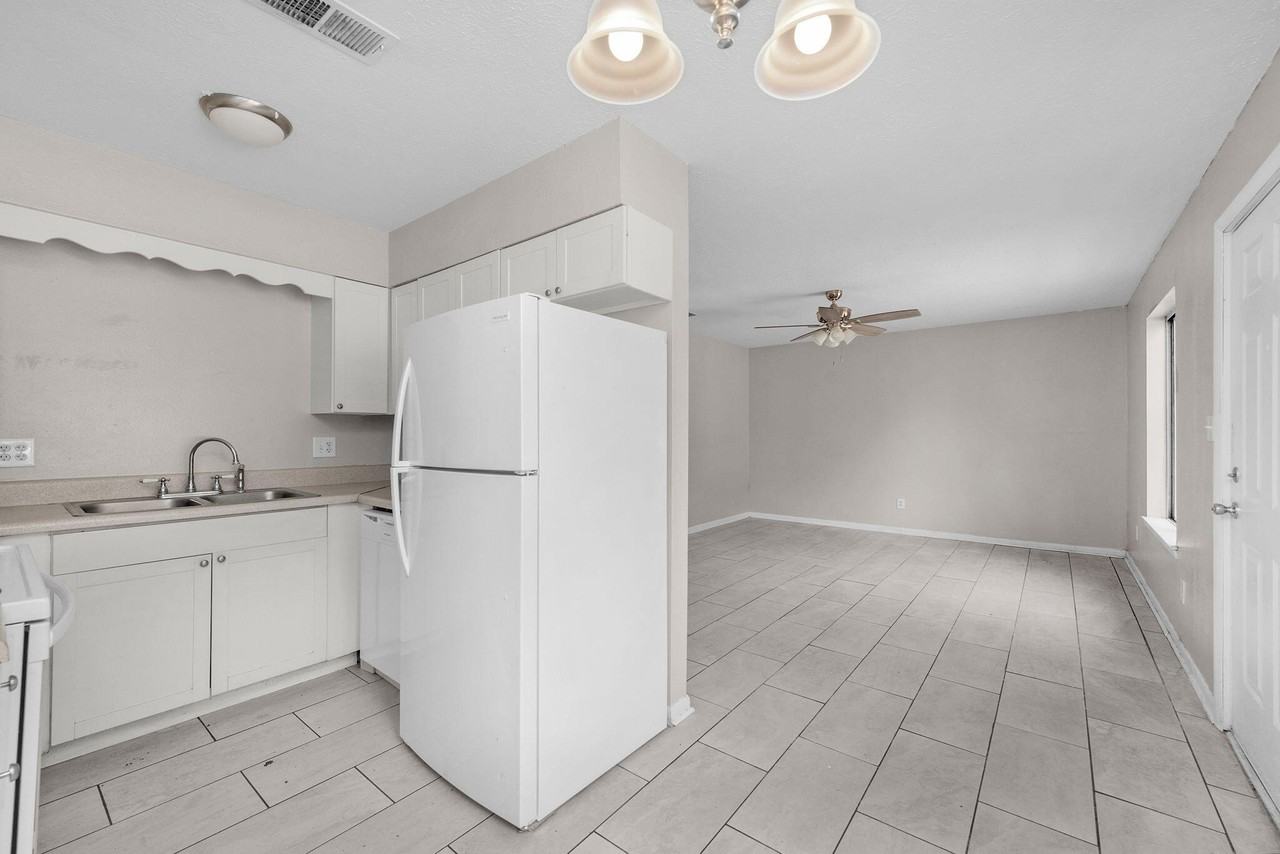 131 Bayou View Dr Apt B #B - Photo 4 of 17