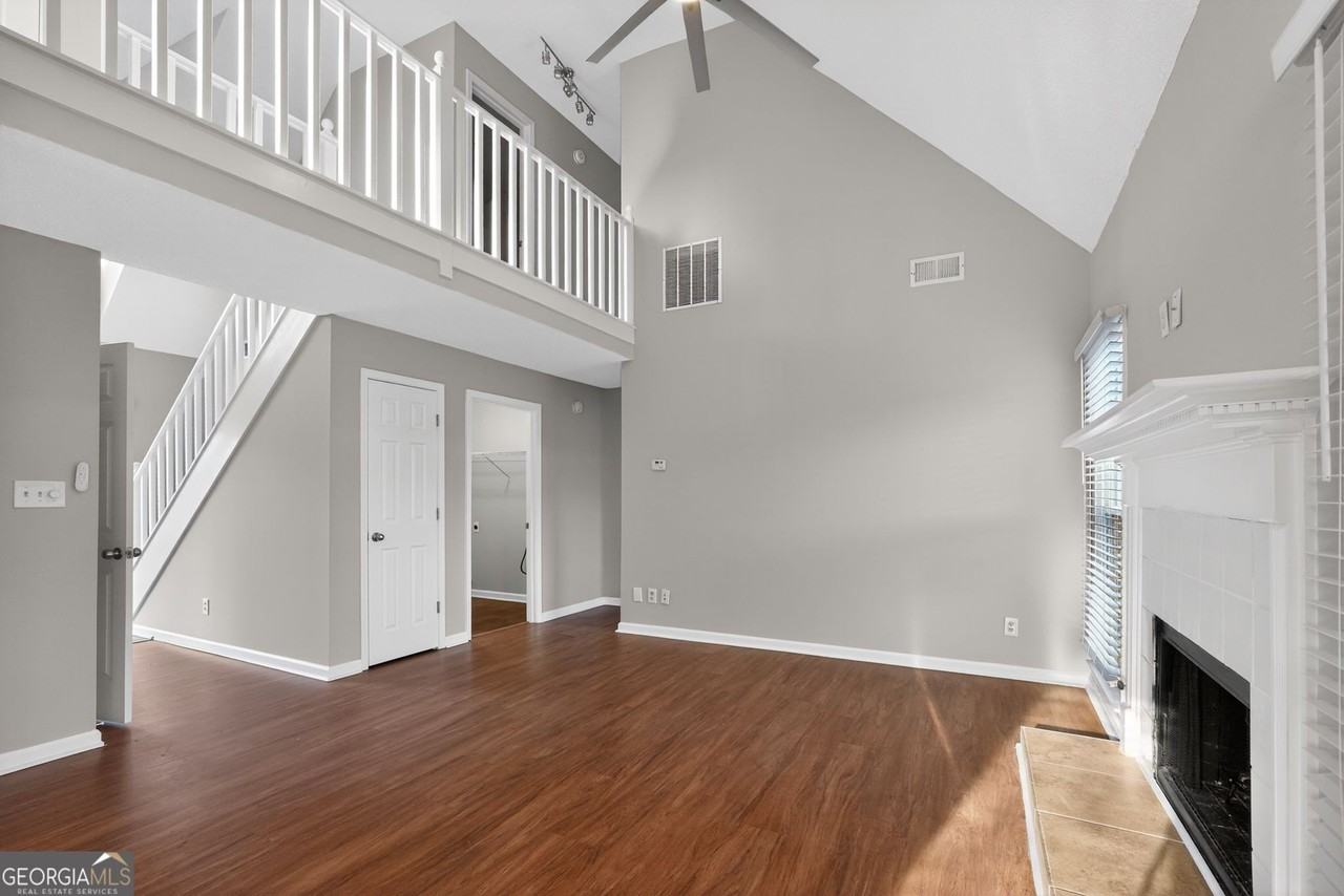 7700 Lakeshore Ct - Photo 3 of 20