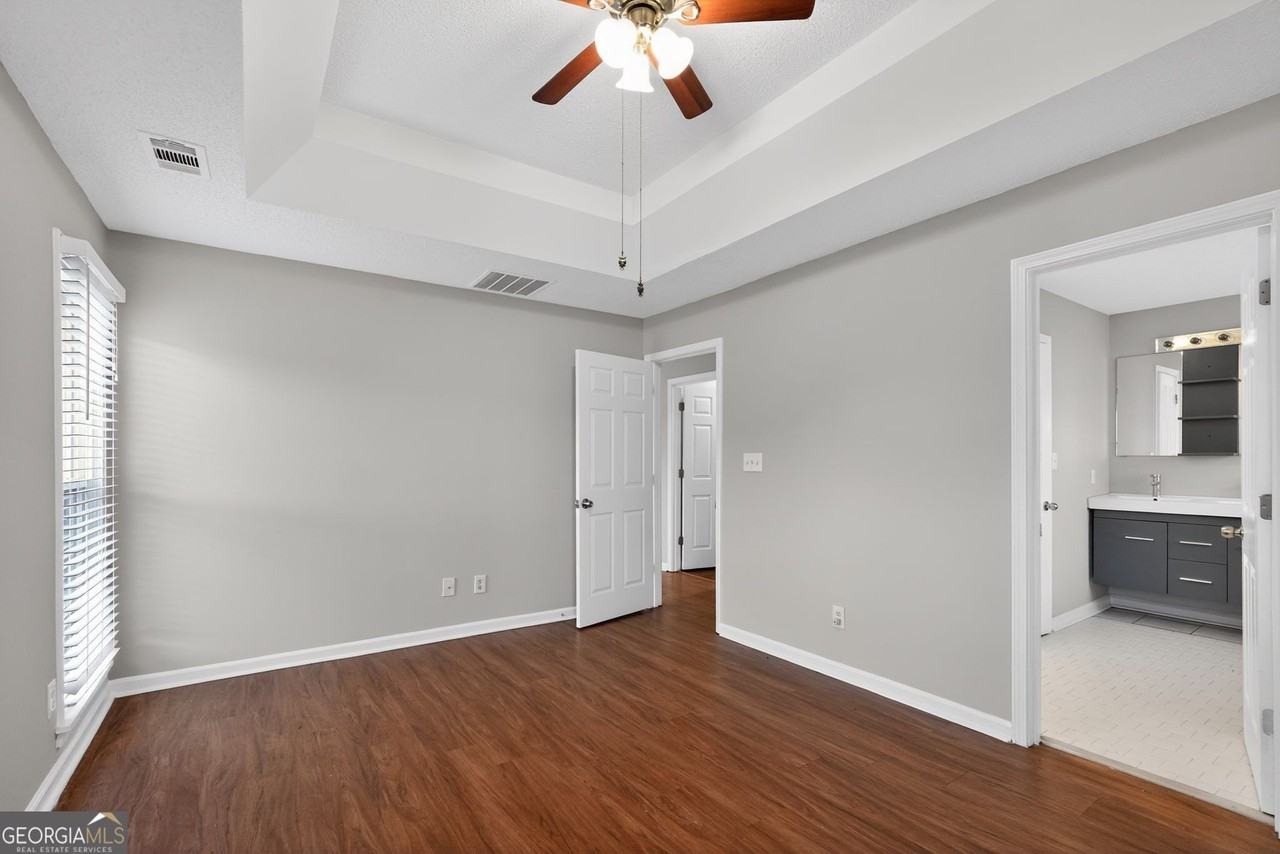 7700 Lakeshore Ct - Photo 7 of 20