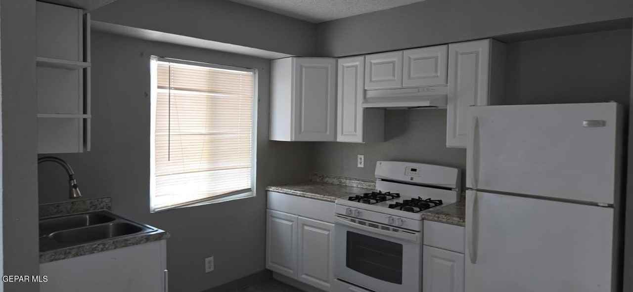 187 N Awbrey St Apt 2 #2 - Photo 3 of 11