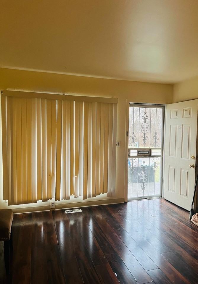 3514 Spruce St - Photo 2 of 15