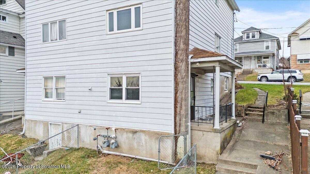 714 Carmalt St - Photo 5 of 24