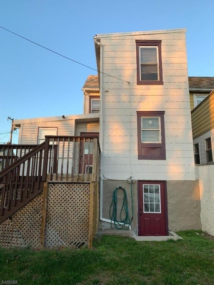 258 Chambers St - Photo 7 of 9