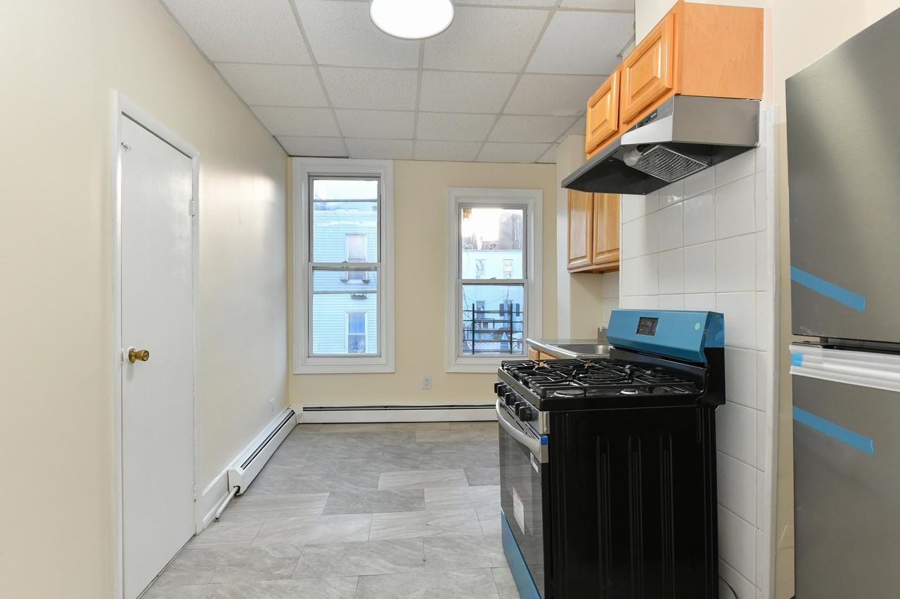 531 28th St #1 - Photo 4 of 21