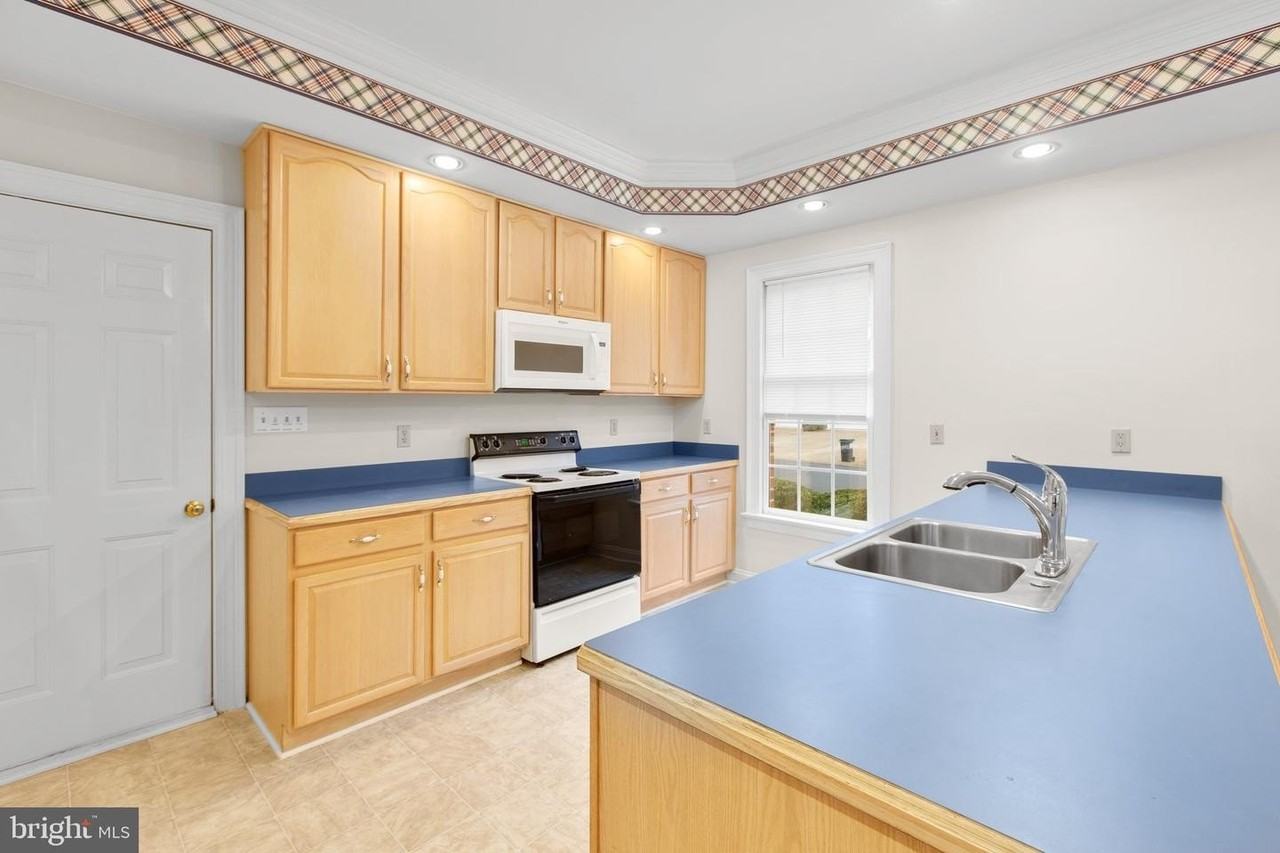 3904 Corbin Hall Ln - Photo 7 of 29