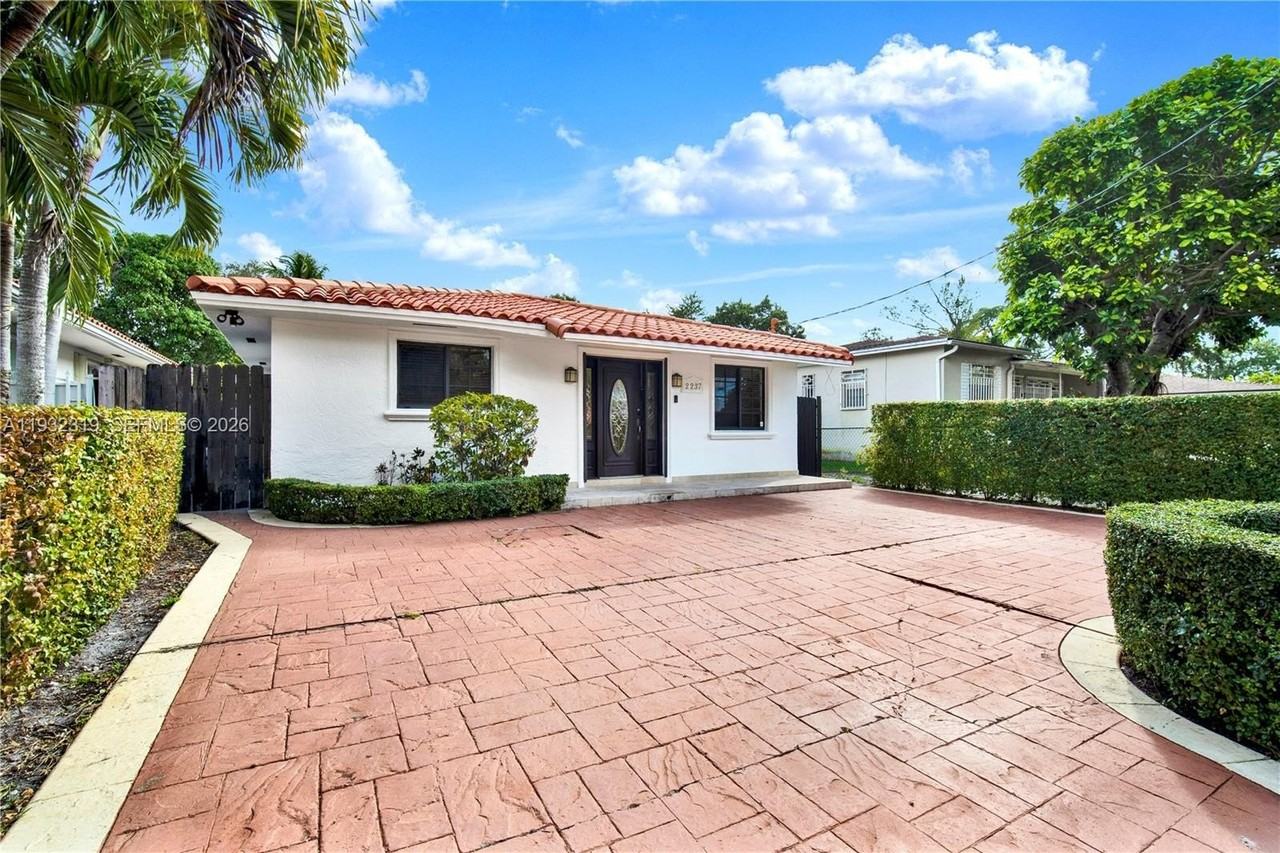 2237 Sw 63rd Ave #0 - Photo 3 of 28