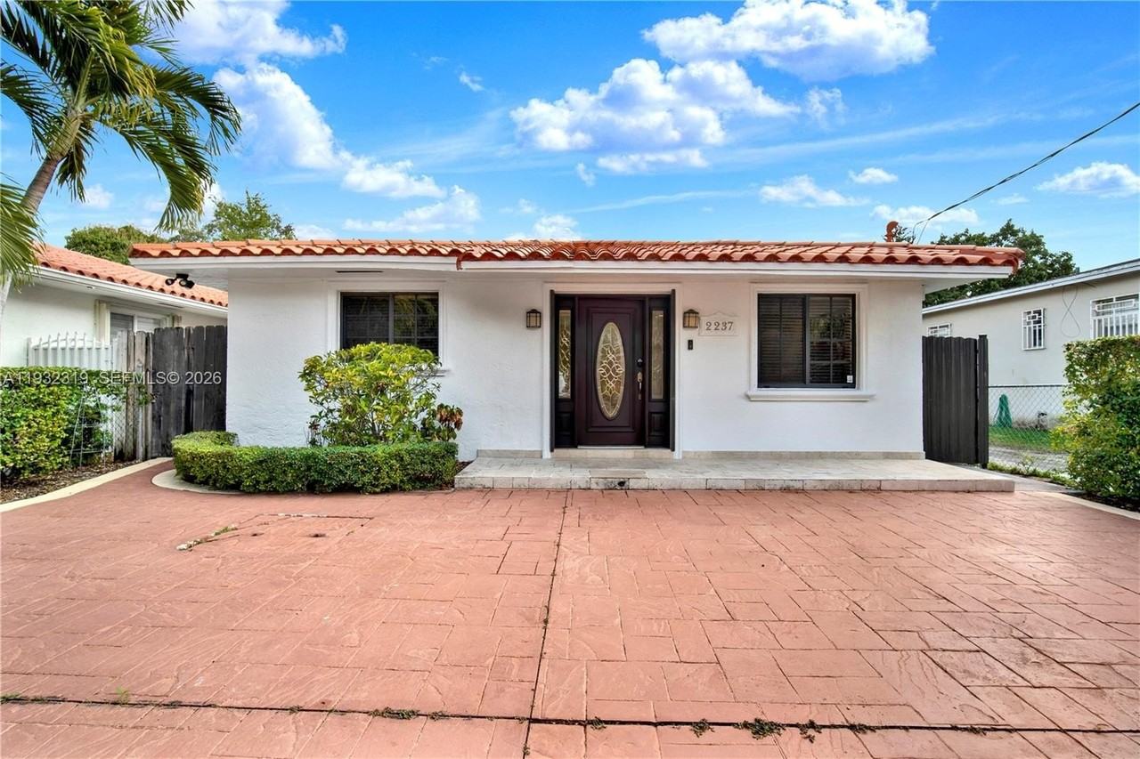 2237 Sw 63rd Ave #0 - Photo 4 of 28