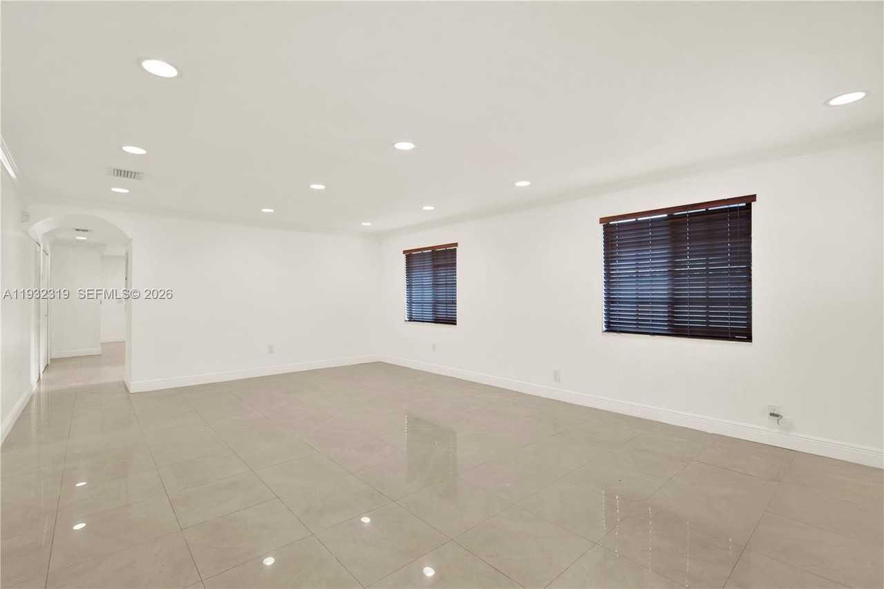 2237 Sw 63rd Ave #0 - Photo 5 of 28