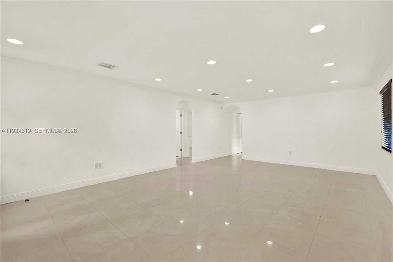 2237 Sw 63rd Ave #0 - Photo 6 of 28