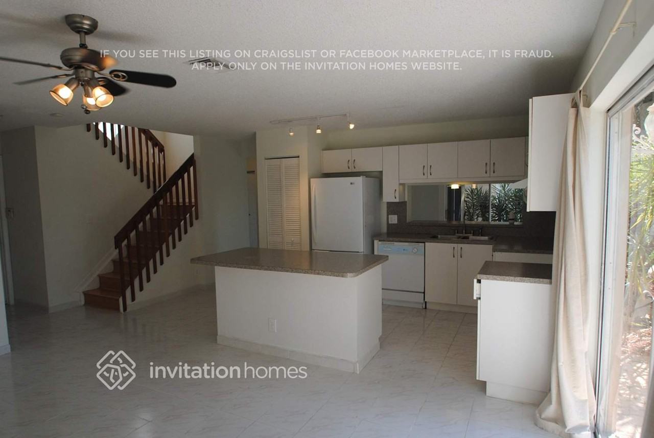 889 Nw 97th Ave - Photo 3 of 22