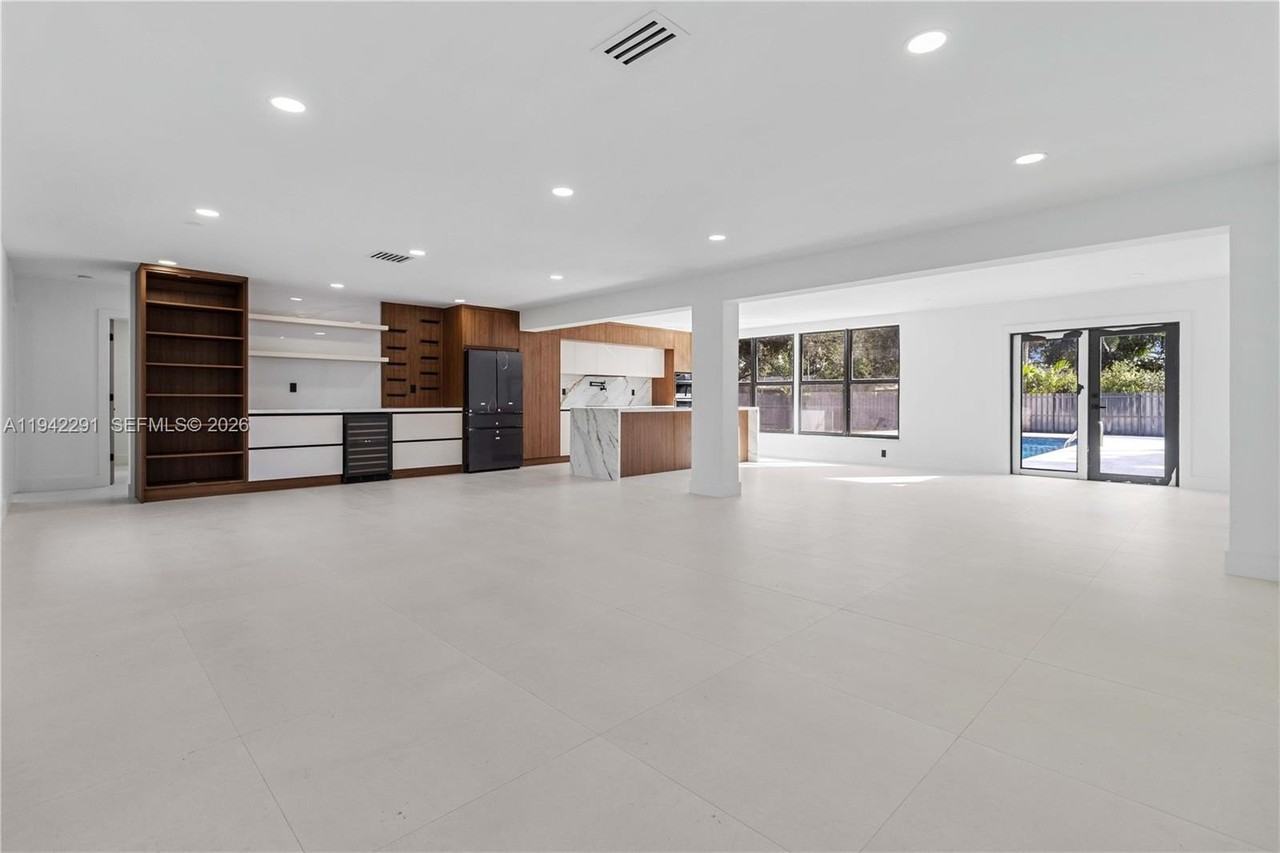 5420 Lincoln St - Photo 3 of 27