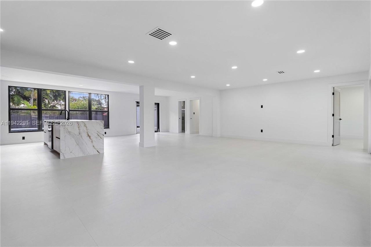 5420 Lincoln St - Photo 6 of 27