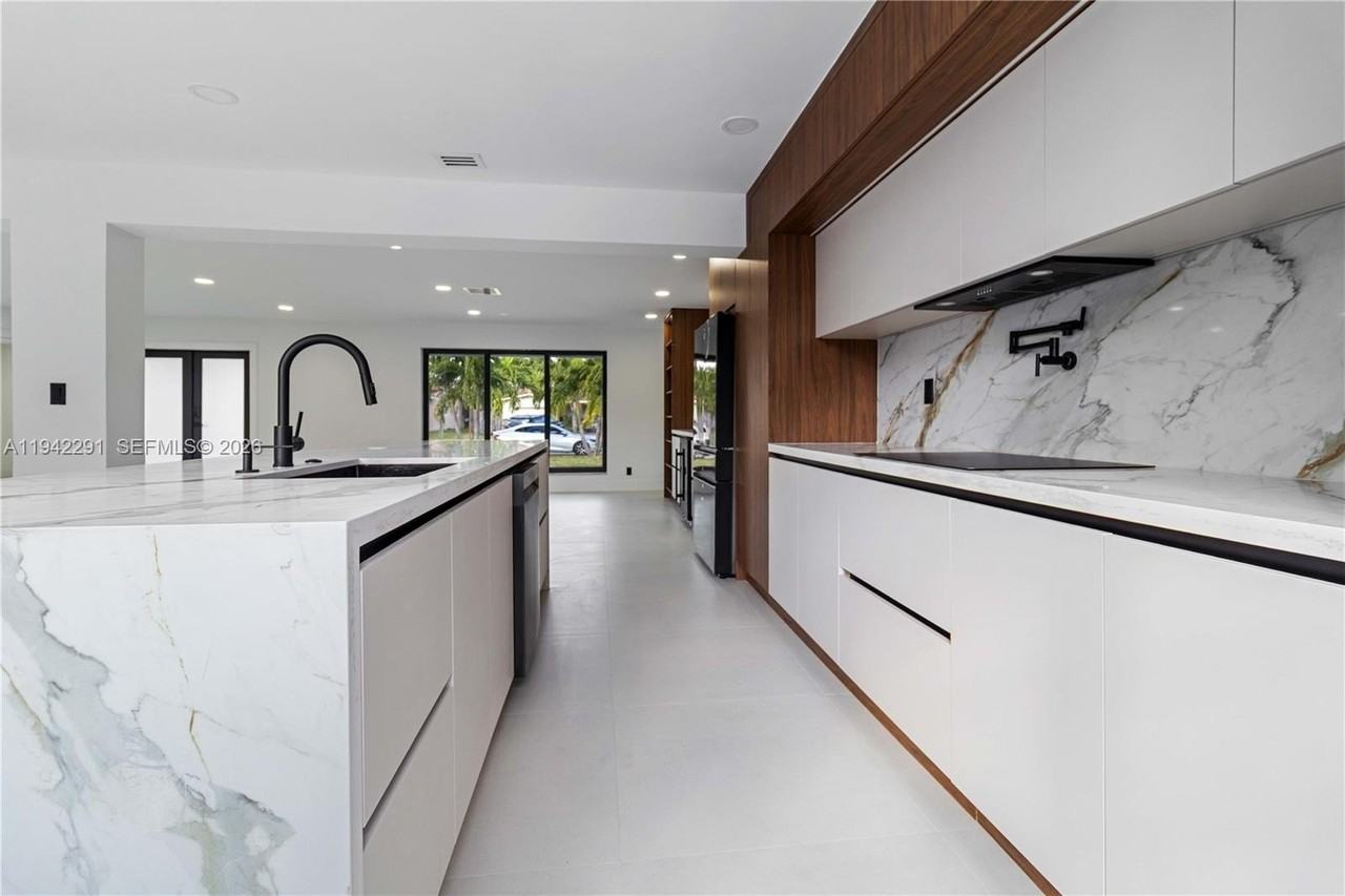 5420 Lincoln St - Photo 7 of 27