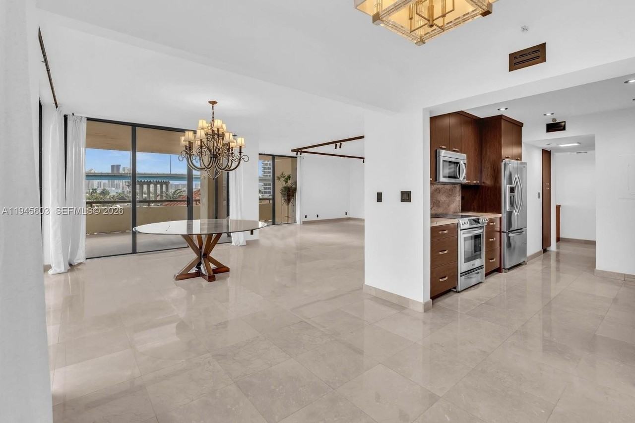 19355 Turnberry Way #3J - Photo 4 of 23