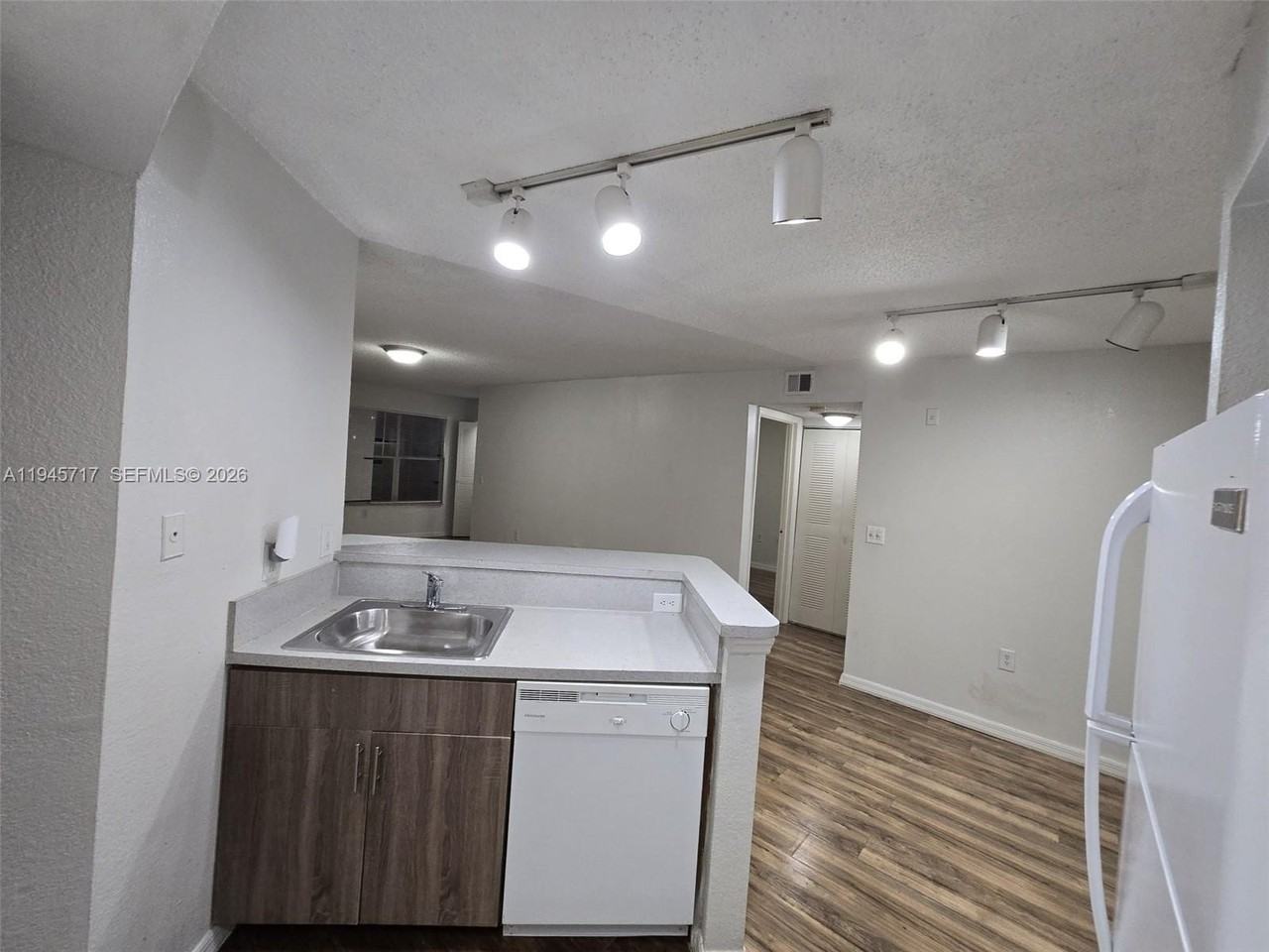 12730 Vista Isles Dr #815 - Photo 2 of 17