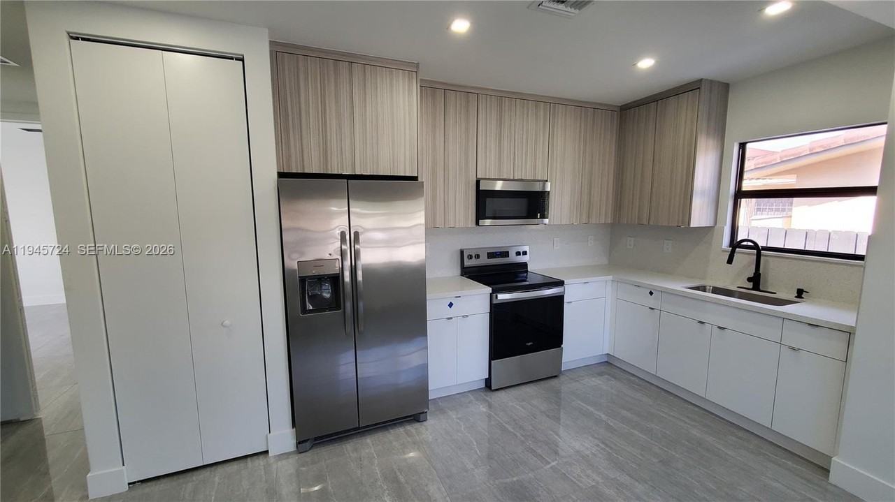 40 Sw 34th Ave #A - Photo 5 of 15