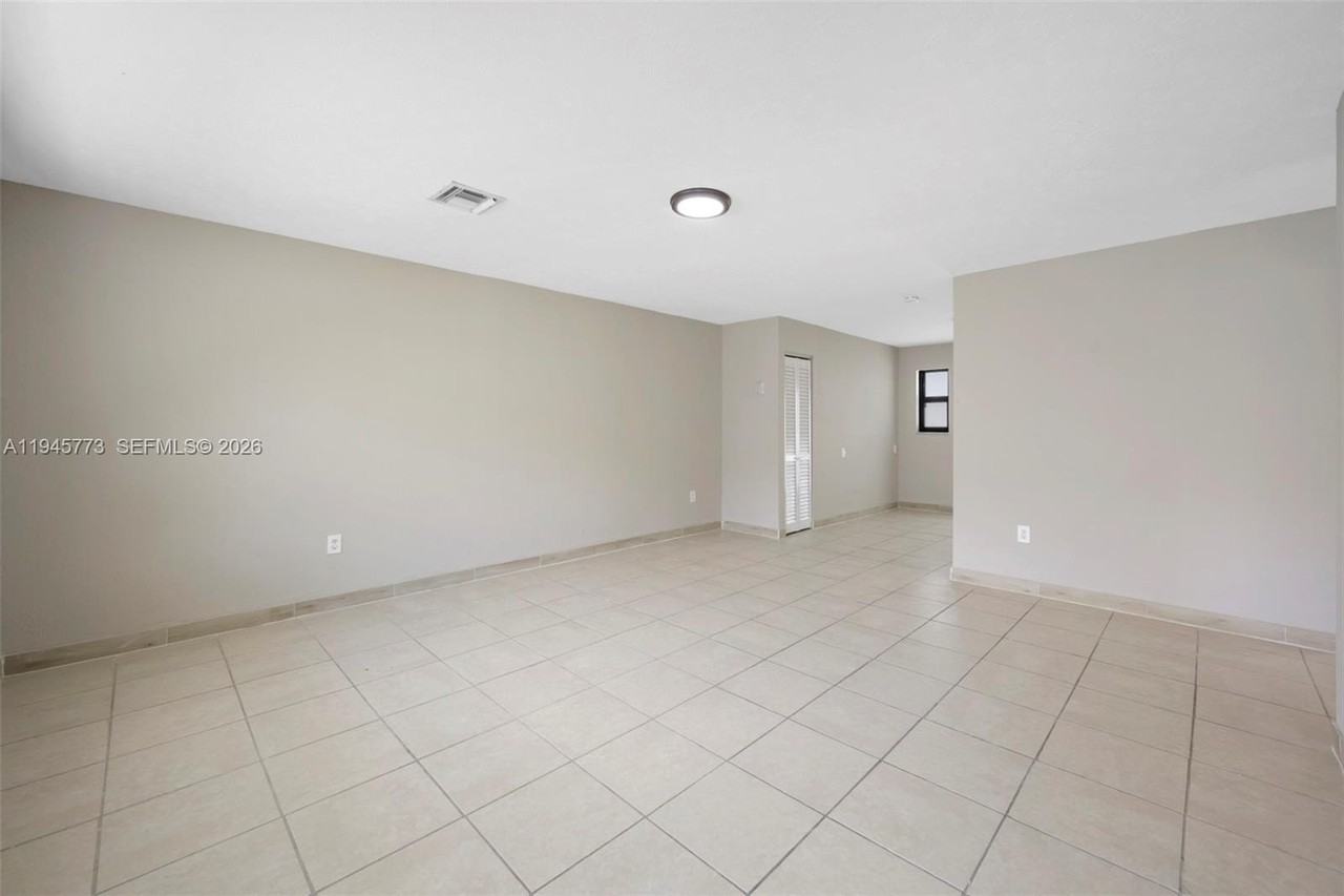 511 Nw 93rd St #513 - Photo 3 of 21