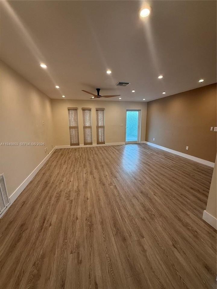 407 Se 4th Ter #407 - Photo 2 of 16