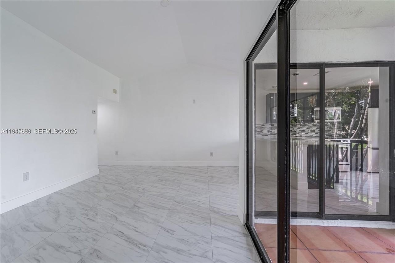 1031 Adams Ave #1031I - Photo 7 of 31