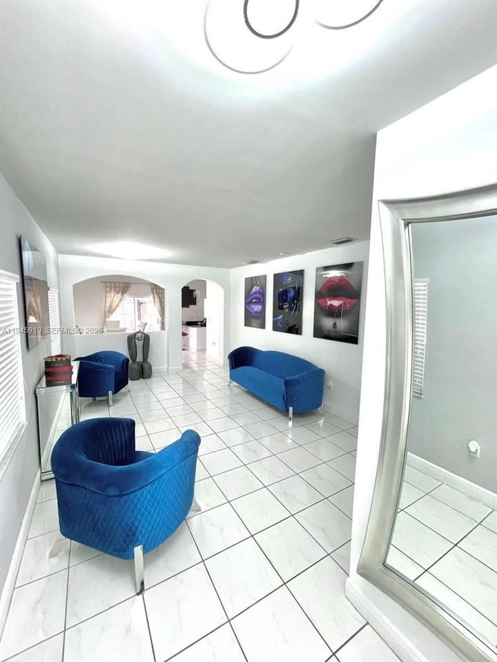 690 E 6th Pl - Photo 3 of 18