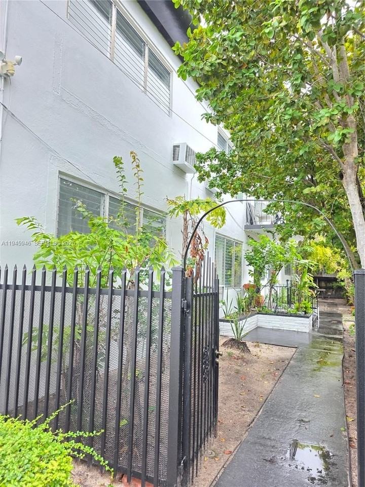 824 82nd St #4 - Photo 2 of 13