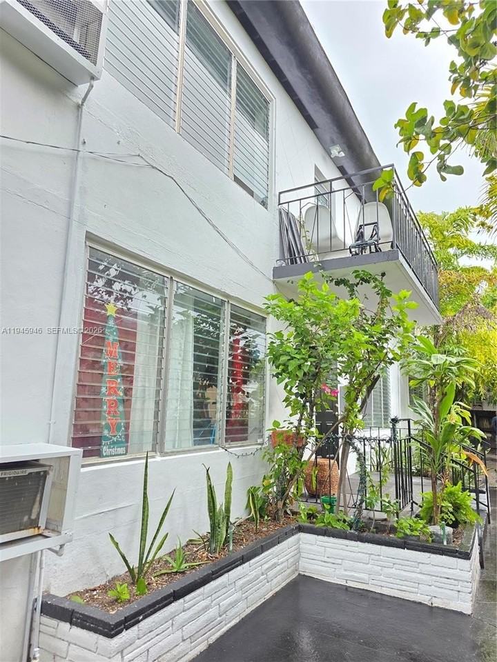 824 82nd St #4 - Photo 3 of 13