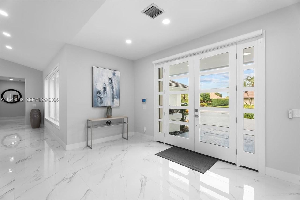 17 Surrey Rd - Photo 3 of 43