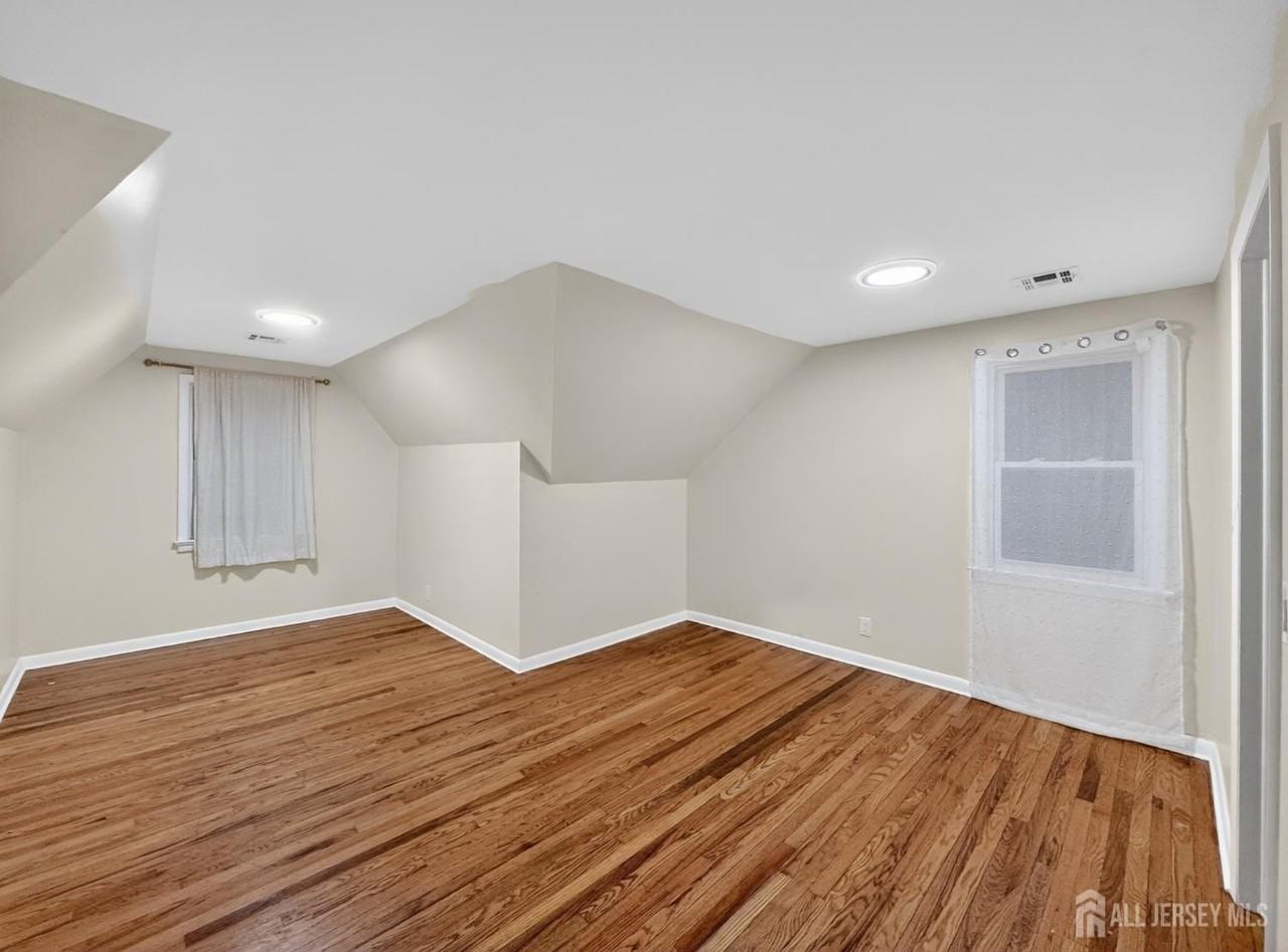 1154 Roosevelt Ave #2 - Photo 4 of 7