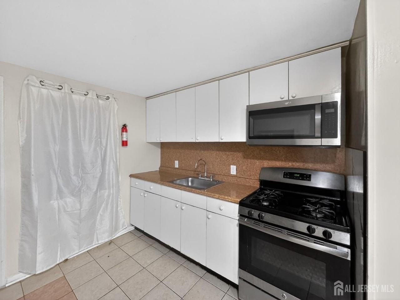 1154 Roosevelt Ave #2 - Photo 5 of 7