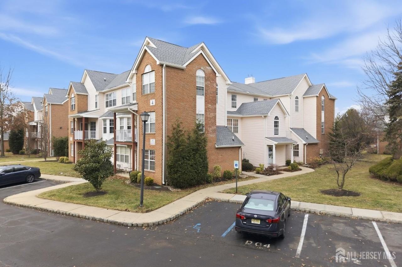 405 Plymouth Rd - Photo 3 of 26