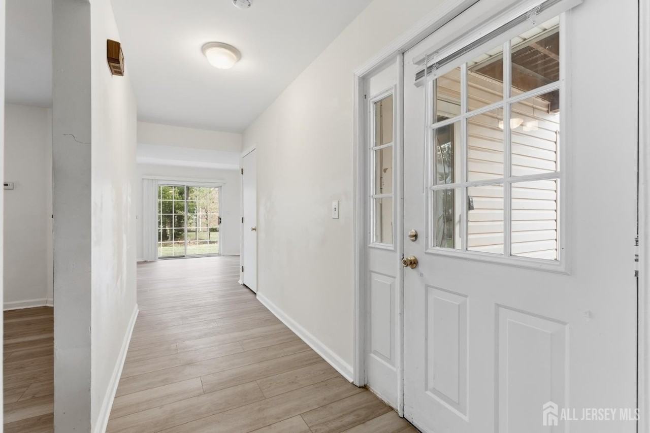 405 Plymouth Rd - Photo 6 of 26