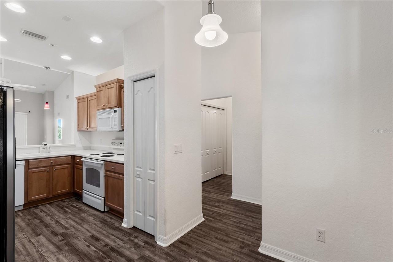 819 Fairwaycove Ln #206 - Photo 5 of 50