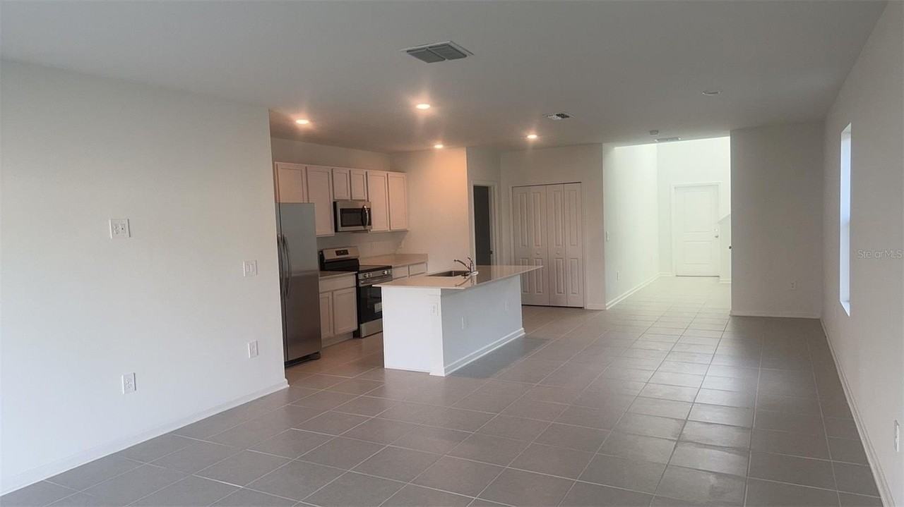 Jessie St - Photo 4 of 30