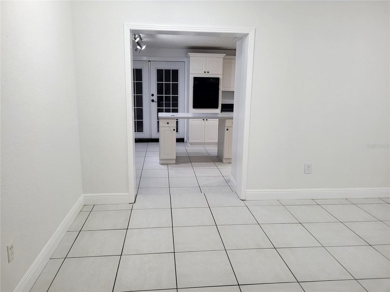 10803 N Armenia Ave - Photo 4 of 12