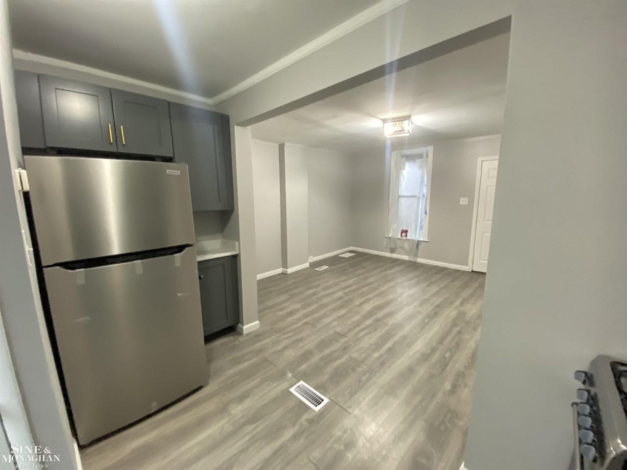 7406 Oakland St - Photo 4 of 14