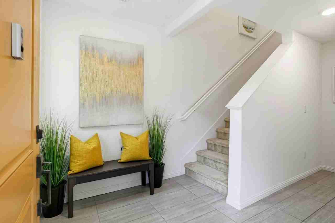 678 Squire Ave - Photo 3 of 26