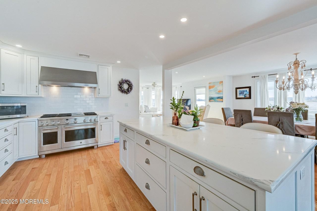 550 Whiting Ave - Photo 3 of 36