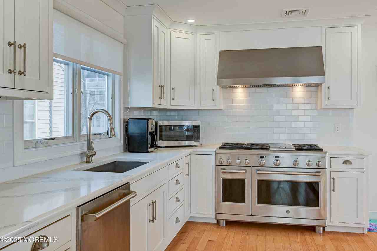 550 Whiting Ave - Photo 4 of 36