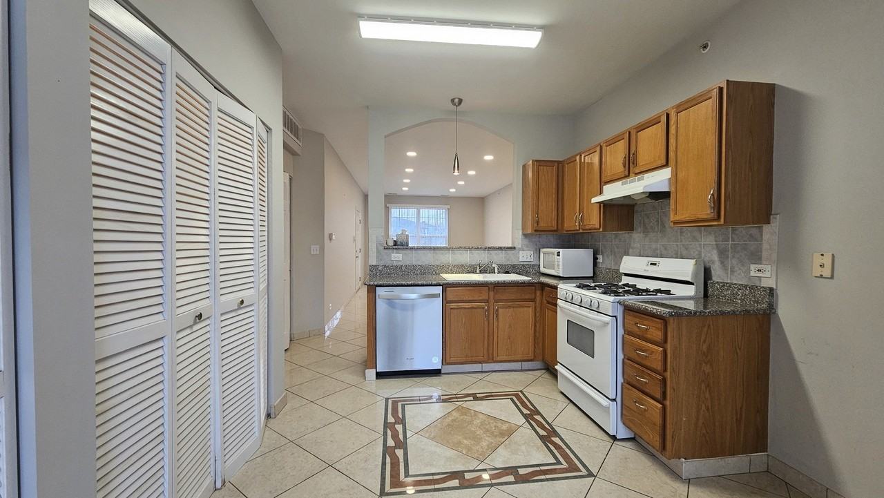 151 N Waters Edge Dr Apt C #C - Photo 4 of 13