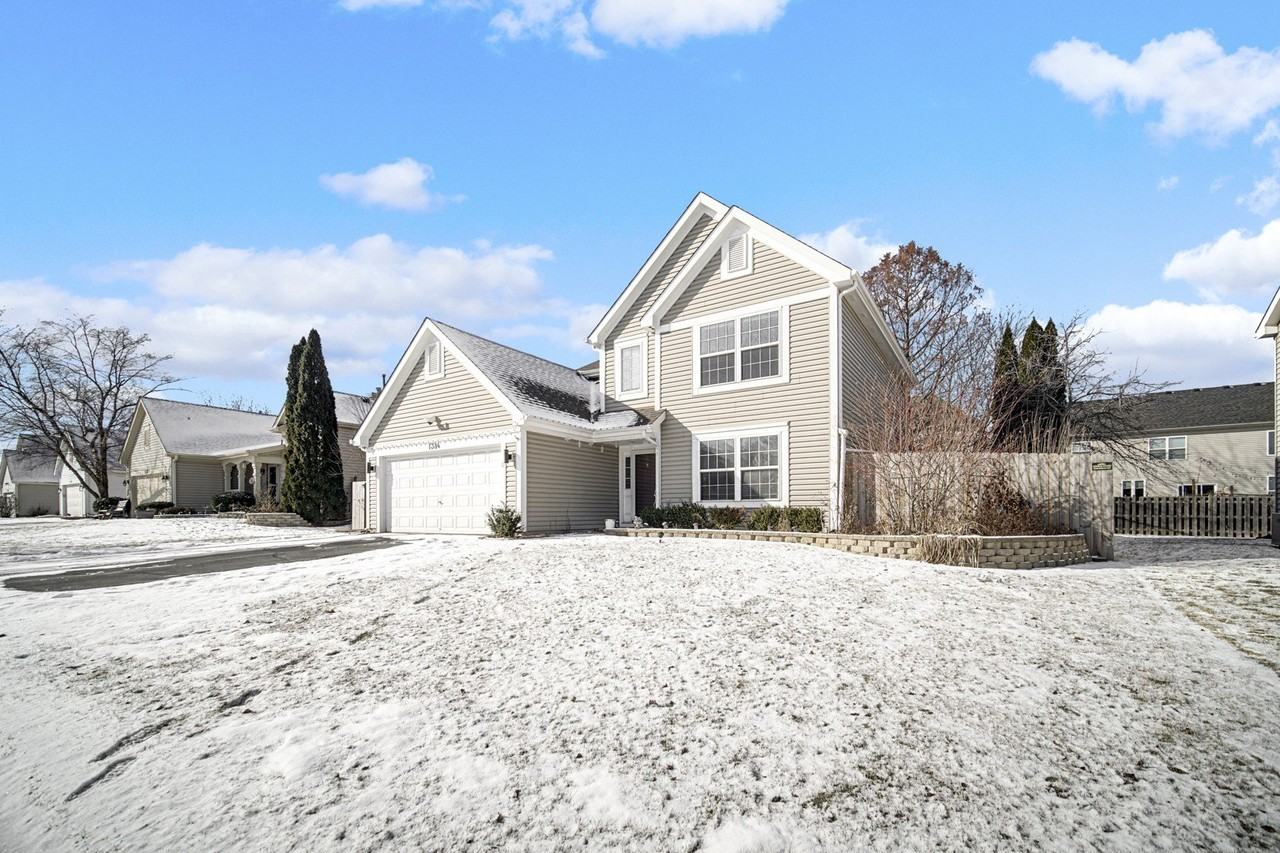 1384 Roxbury Dr - Photo 3 of 24