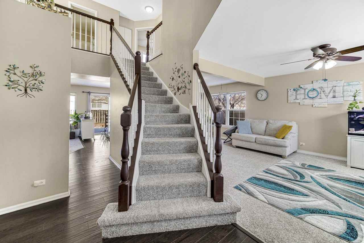 1384 Roxbury Dr - Photo 4 of 24