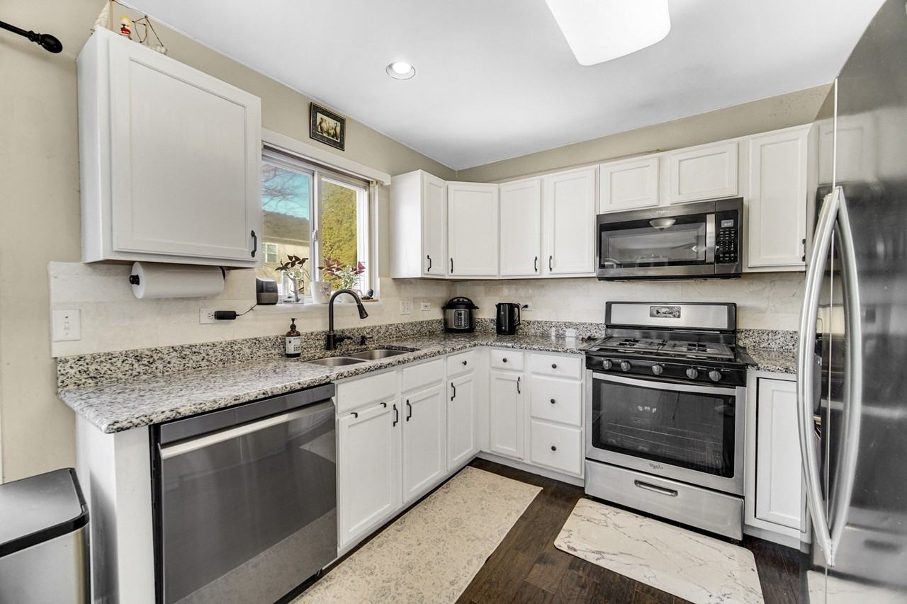 1384 Roxbury Dr - Photo 7 of 24