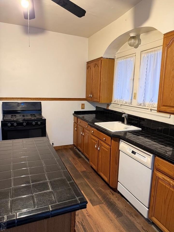 921 Bucknell Ave - Photo 5 of 37