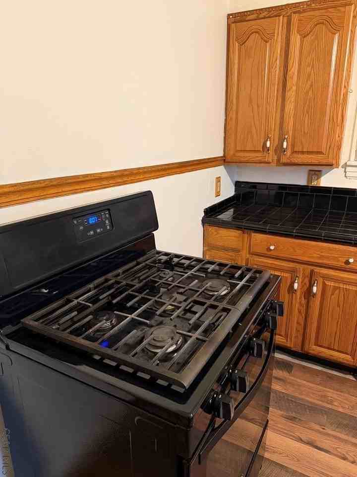 921 Bucknell Ave - Photo 6 of 37