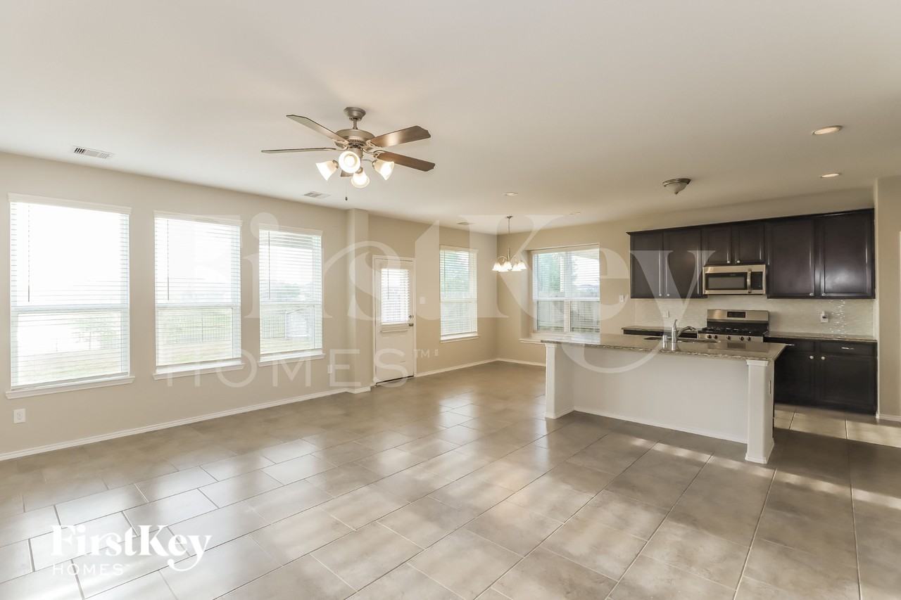 5010 Naples Grove Ln - Photo 3 of 18