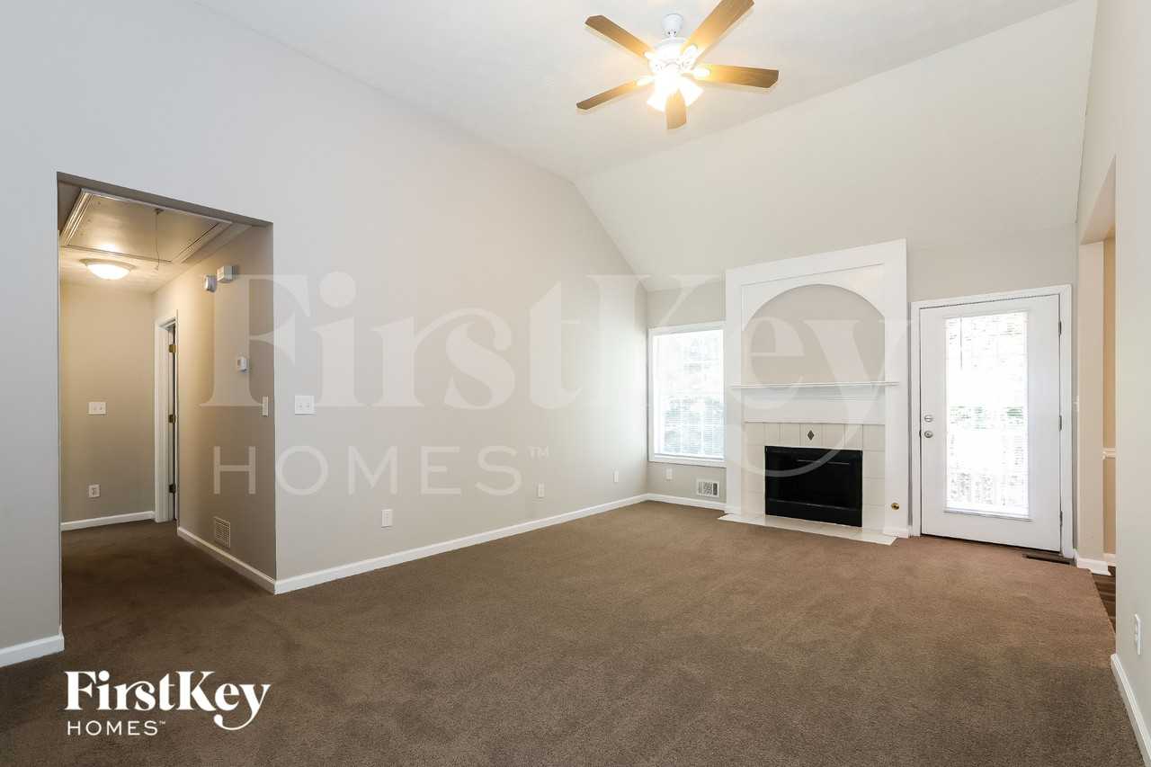 100 Saratoga Way - Photo 2 of 15