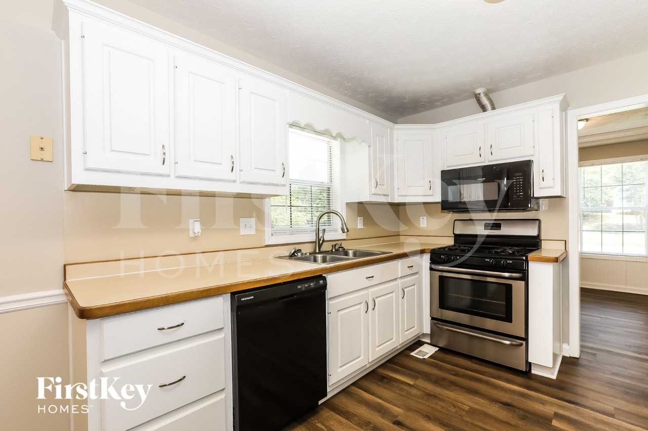 100 Saratoga Way - Photo 4 of 15