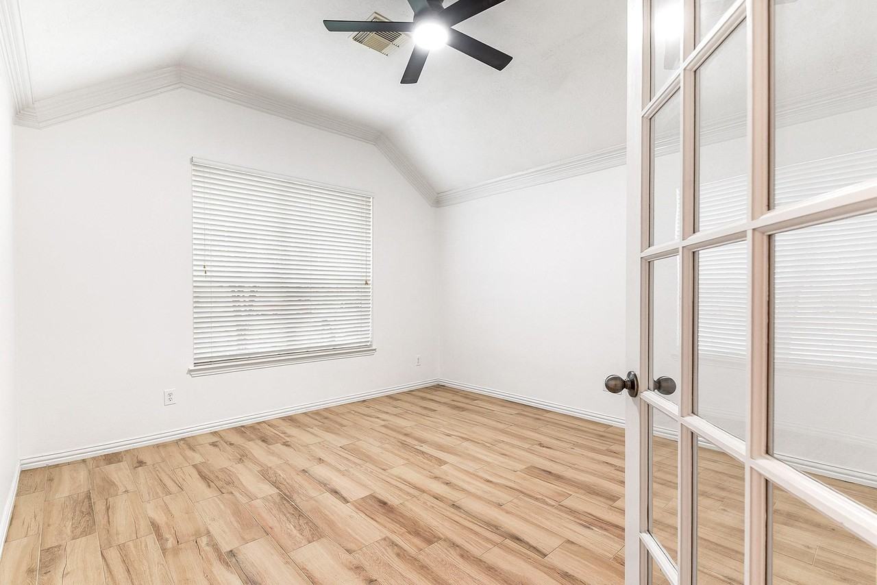 28259 Daystrom Ln - Photo 7 of 49