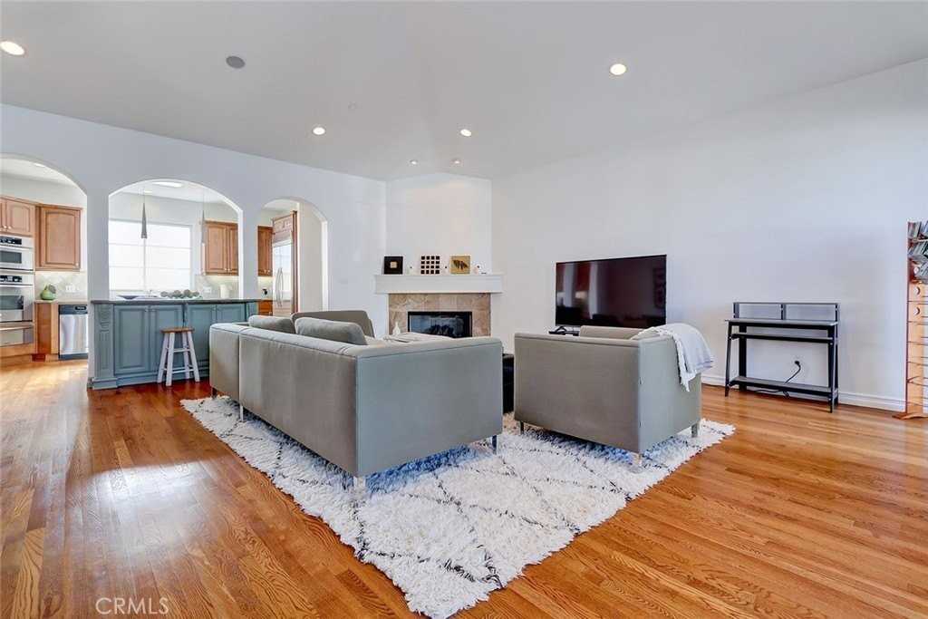 514 Manhattan Beach Blvd - Photo 4 of 28