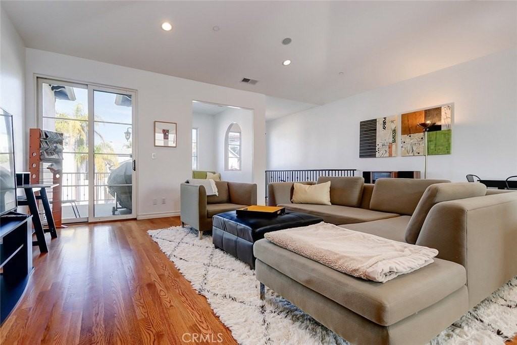 514 Manhattan Beach Blvd - Photo 6 of 28